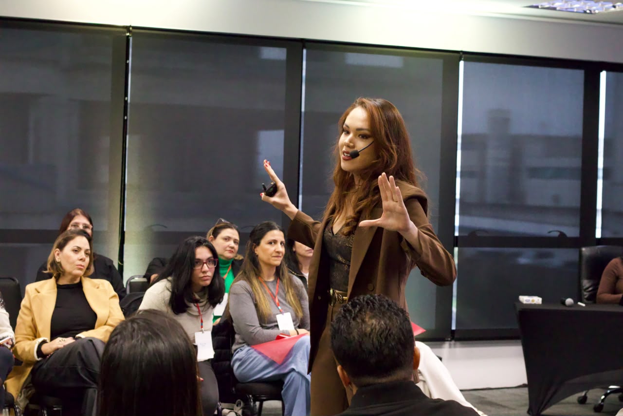 Bianca Ogata conduzindo dinâmica com a turma